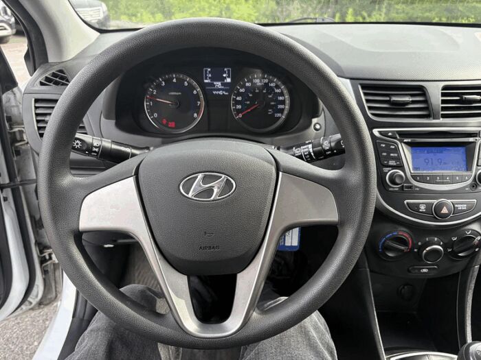 Hyundai Accent L HAYON TRÈS BAS KILOMÉTRAGE ÉCONOMIQUE – Image 17