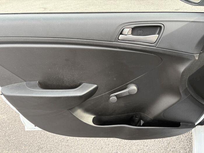 Hyundai Accent L HAYON TRÈS BAS KILOMÉTRAGE ÉCONOMIQUE – Image 25