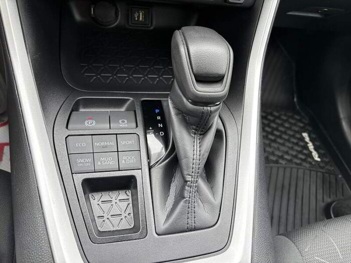 Toyota RAV4 LE AWD – Image 17