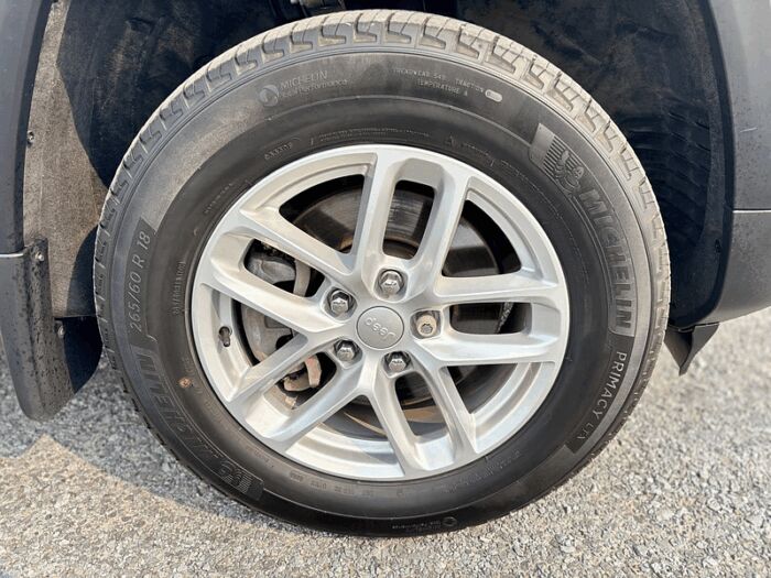 Jeep Grand Cherokee L Laredo 4x4 – Image 9