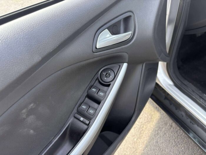Ford Focus SE – Image 14