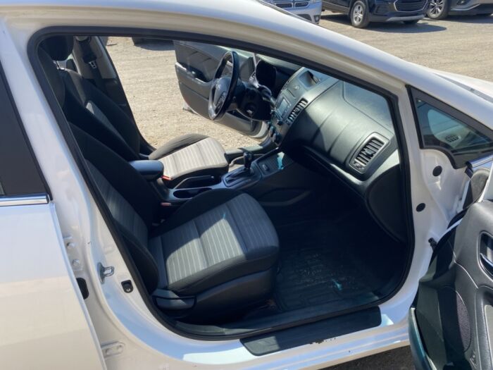 KIA Forte5 EX – Image 9