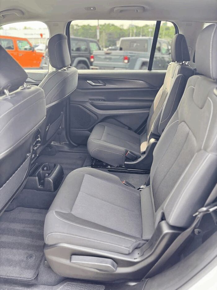 Jeep Grand Cherokee L Laredo 4x4 – Image 18