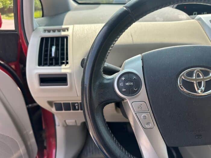 Toyota Prius v HATCHBACK – Image 9