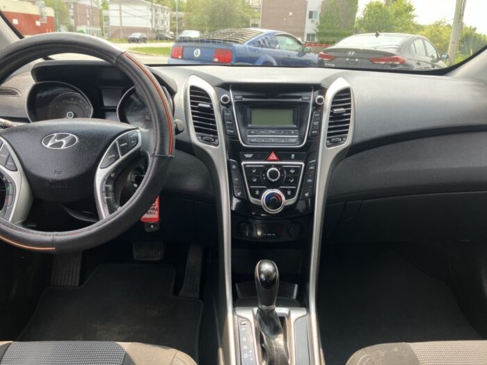 Hyundai Elantra GT GL – Image 21