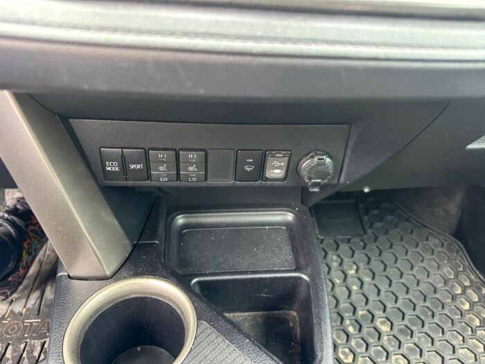 Toyota RAV4 LE – Image 14