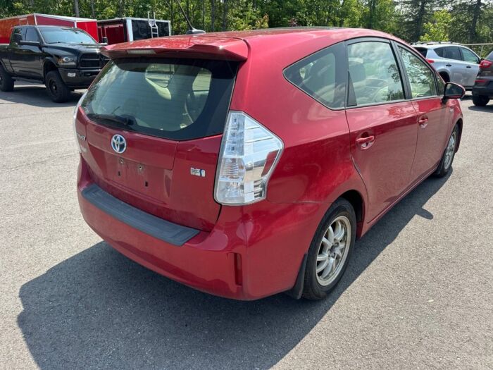 Toyota Prius v HATCHBACK – Image 3