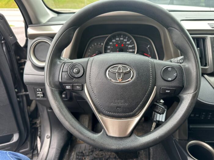 Toyota RAV4 LE – Image 9