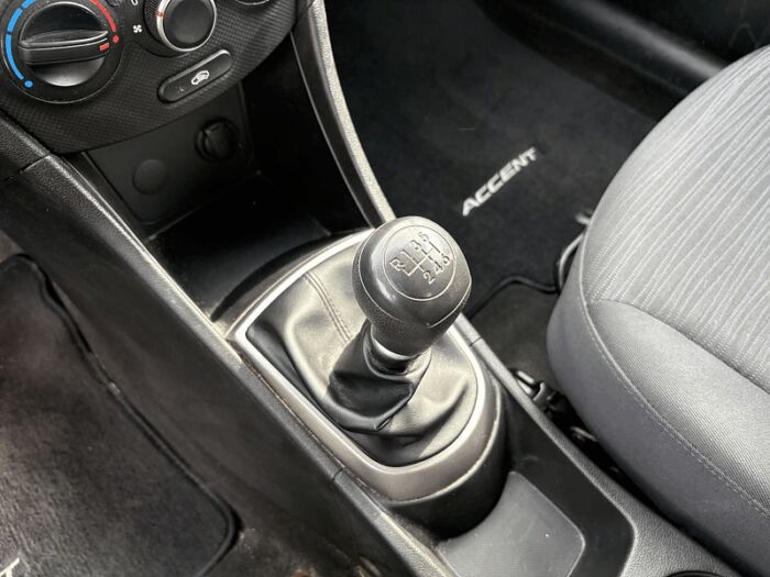 Hyundai Accent L HAYON TRÈS BAS KILOMÉTRAGE ÉCONOMIQUE – Image 22