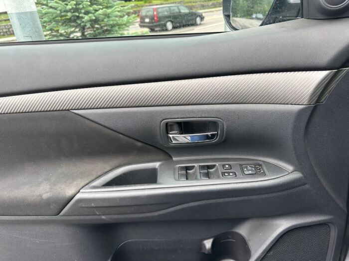 Mitsubishi Outlander SE V6 – Image 8