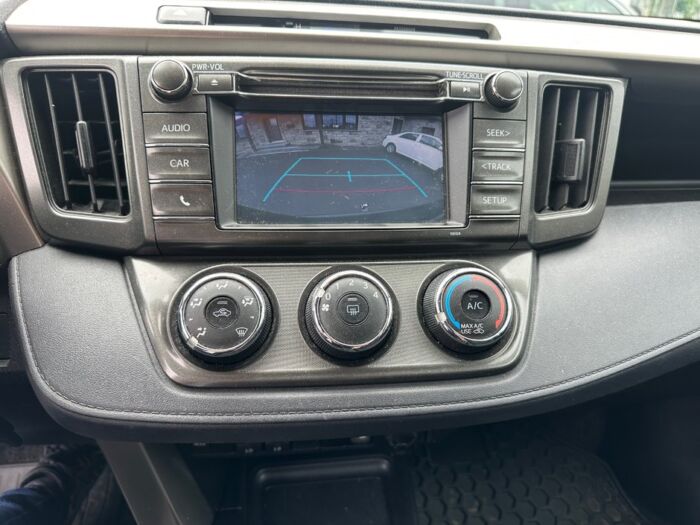Toyota RAV4 LE – Image 13