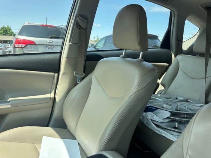 Toyota Prius v HATCHBACK – Image 7