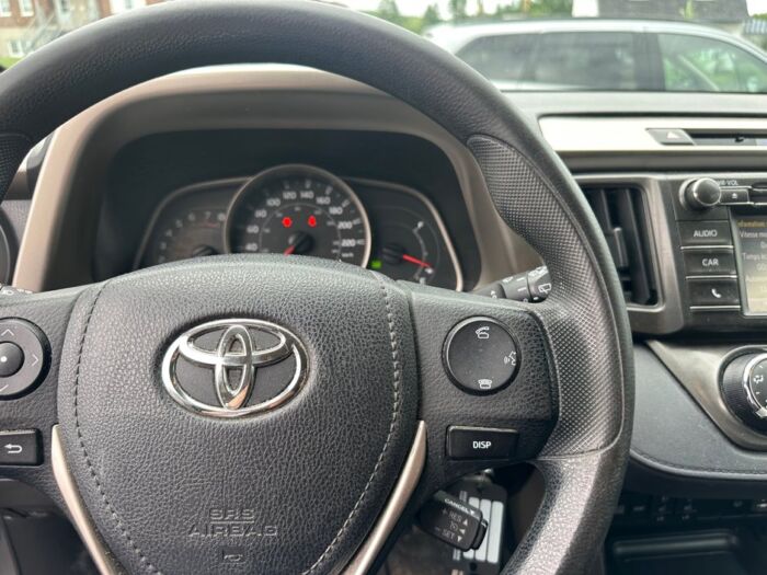 Toyota RAV4 LE – Image 11