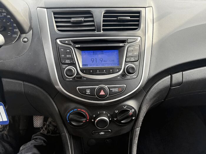 Hyundai Accent L HAYON TRÈS BAS KILOMÉTRAGE ÉCONOMIQUE – Image 23