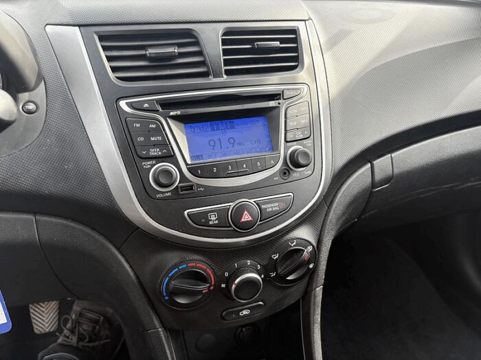 Hyundai Accent L HAYON TRÈS BAS KILOMÉTRAGE ÉCONOMIQUE – Image 20