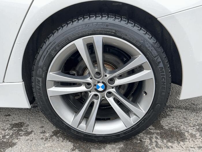 BMW Série 3 330i Xdrive Sedan – Image 8