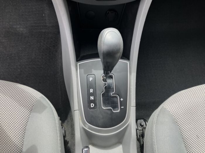 Hyundai Accent GL – Image 15