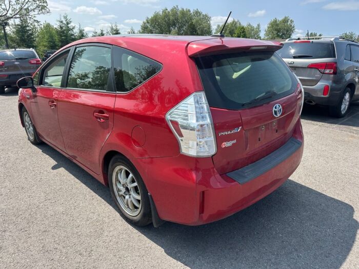Toyota Prius v HATCHBACK – Image 4