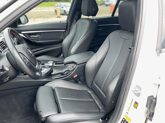 BMW Série 3 330i Xdrive Sedan – Image 9
