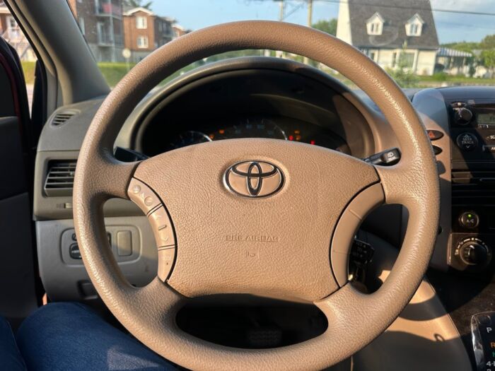 Toyota Sienna LE – Image 10