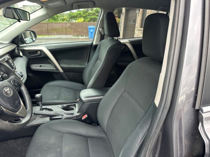 Toyota RAV4 LE – Image 8