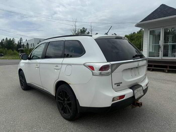 Mitsubishi Outlander 4 portes SE, Traction intégrale – Image 4