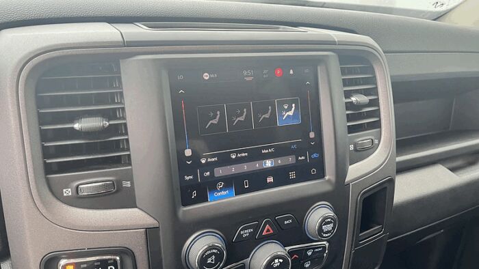 RAM 1500 Classic Express cabine d'équipe 4x4 caisse de 5 pi 7 po – Image 18