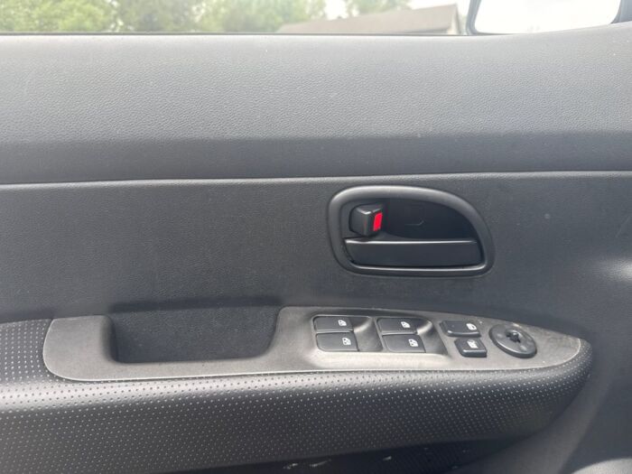 Kia Rondo LX - Image 9