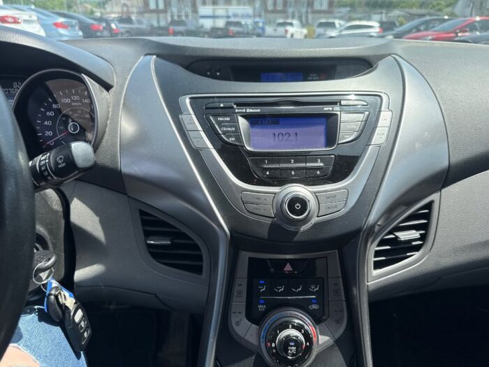 Hyundai Elantra GL – Image 12