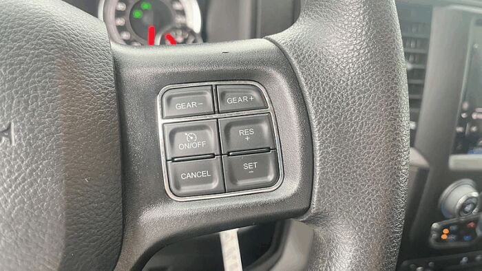RAM 1500 Classic Express cabine d'équipe 4x4 caisse de 5 pi 7 po – Image 16