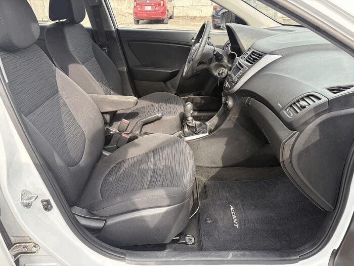 Hyundai Accent L HAYON TRÈS BAS KILOMÉTRAGE ÉCONOMIQUE – Image 13