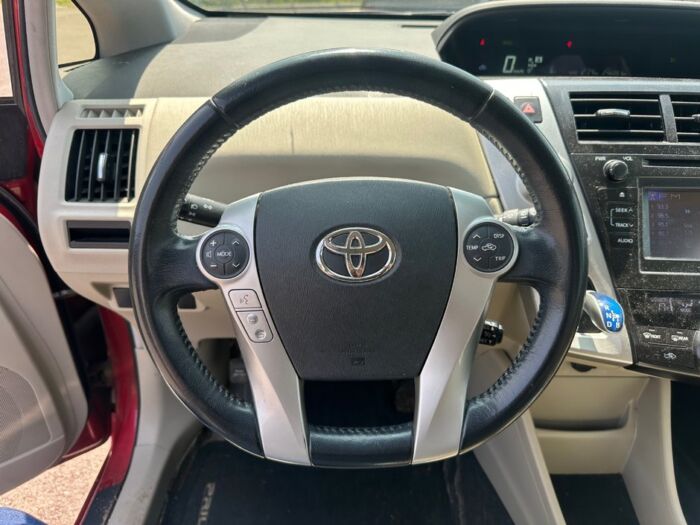 Toyota Prius v HATCHBACK – Image 8