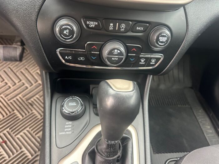 Jeep Cherokee 75TH ANNIVERSARY – Image 14