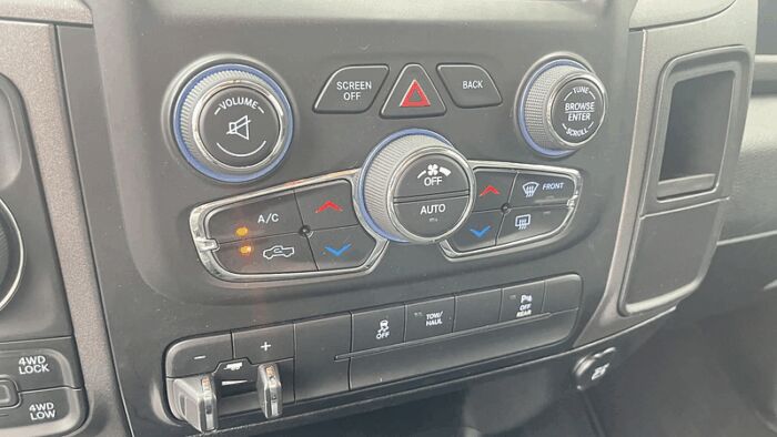RAM 1500 Classic Express cabine d'équipe 4x4 caisse de 5 pi 7 po – Image 20