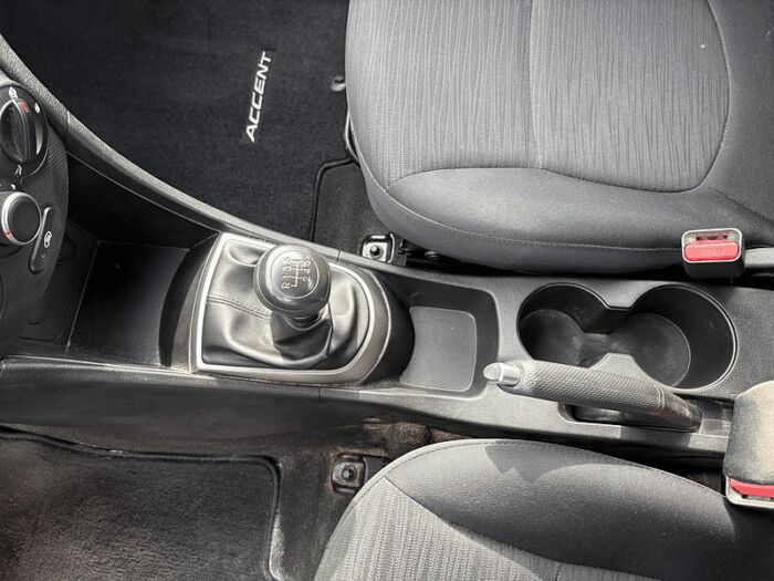 Hyundai Accent L HAYON TRÈS BAS KILOMÉTRAGE ÉCONOMIQUE – Image 21