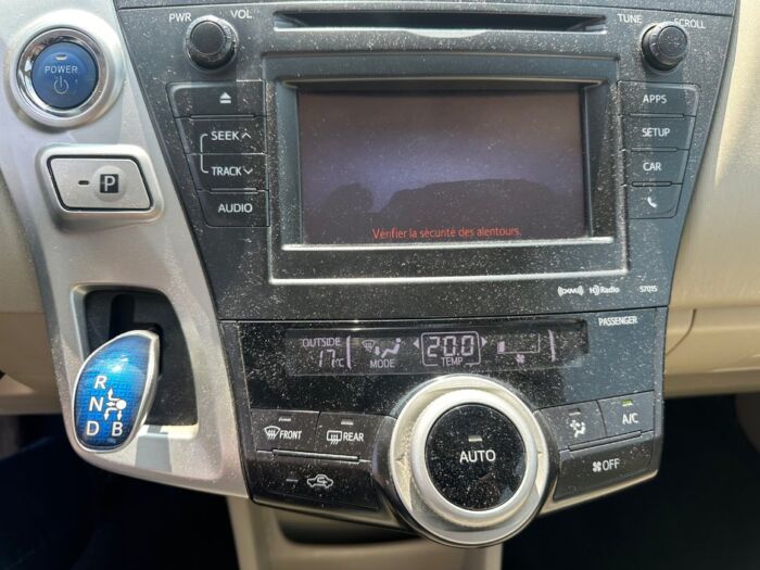 Toyota Prius v HATCHBACK – Image 12