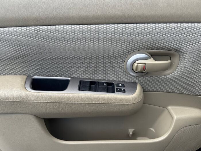 Nissan Versa 1.8 SL – Image 9