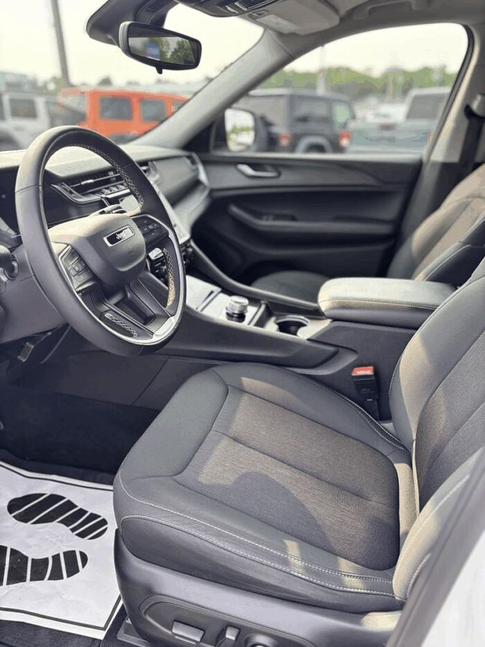 Jeep Grand Cherokee L Laredo 4x4 – Image 11