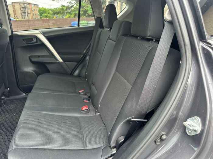Toyota RAV4 LE – Image 5