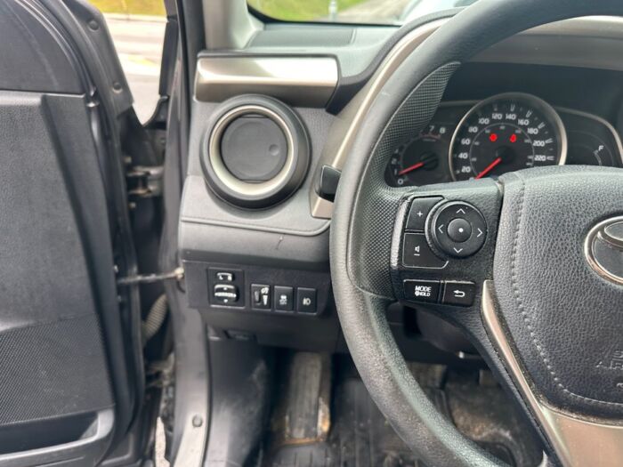 Toyota RAV4 LE – Image 10