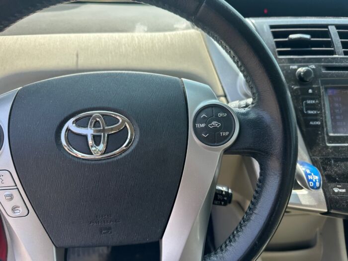Toyota Prius v HATCHBACK – Image 10