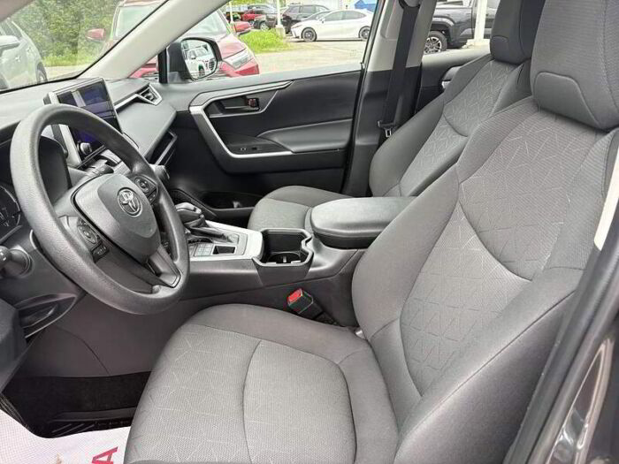 Toyota RAV4 LE AWD – Image 9