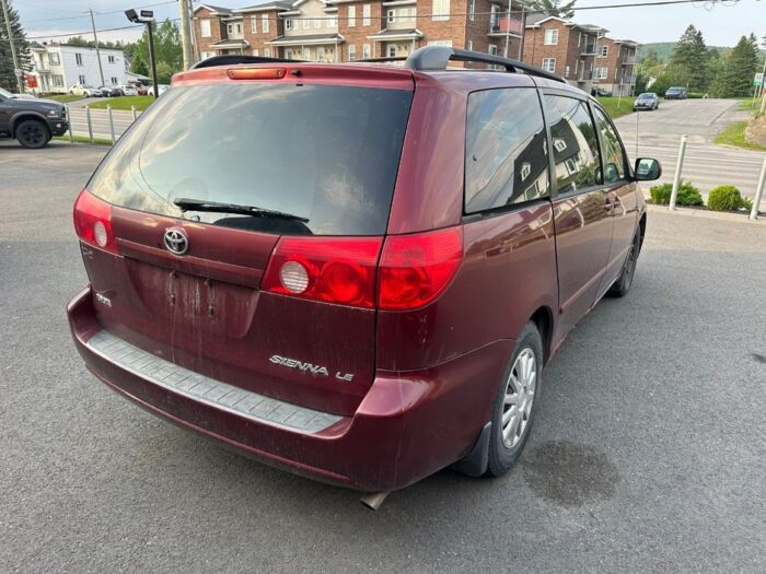 Toyota Sienna LE – Image 4
