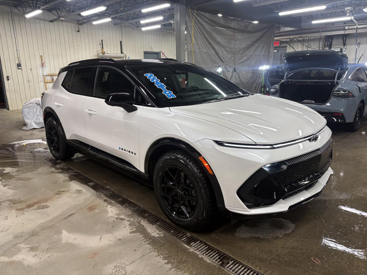 Chevrolet Equinox EV 2025 RS BLUETOOTH CAMÉRAS 360 SIÈGES AVANT ET VOLANT CHAUFFANT BAS KILOMÉTRAGE – Image 3