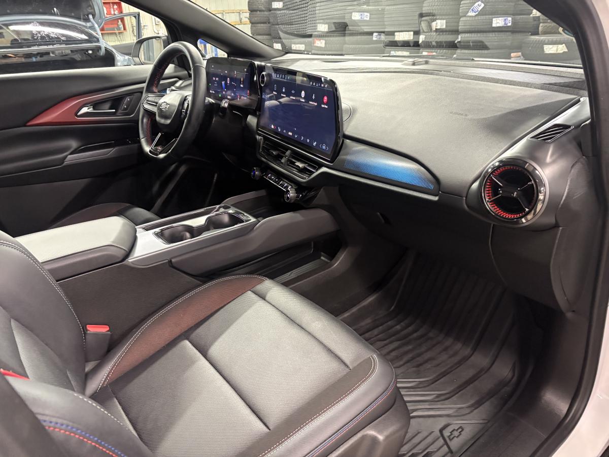 Chevrolet Equinox EV 2025 RS BLUETOOTH CAMÉRAS 360 SIÈGES AVANT ET VOLANT CHAUFFANT BAS KILOMÉTRAGE – Image 40