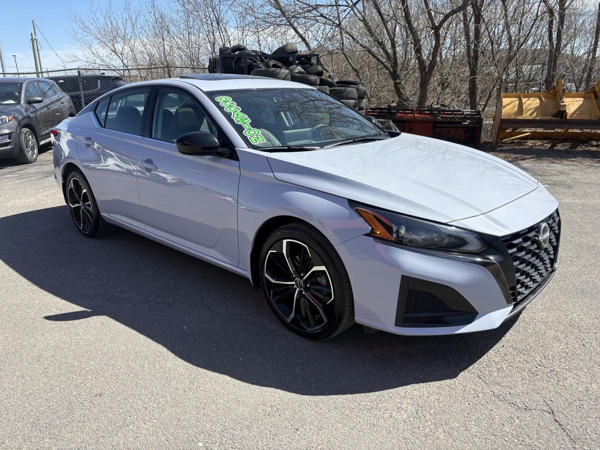Nissan Altima 2023 SR TI BLUETOOTH CUIR GPS TOIT SIÈGES AVANT ET VOLANT CHAUFFANT BAS KILOMÉTRAGE – Image 3
