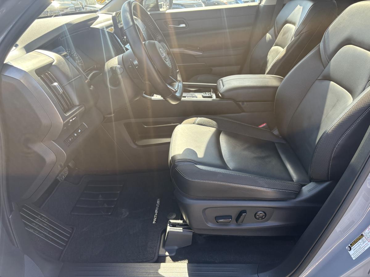 Nissan Pathfinder 2025 SL 4RM BLUETOOTH TOIT GPS CUIR CAMÉRAS 360 SIÈGES AVANT ET ARRIÈRE ET VOLANT CHAUFFANT – Image 10