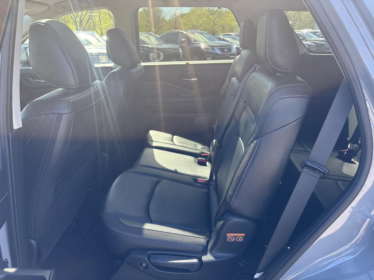 Nissan Pathfinder 2025 SL 4RM BLUETOOTH TOIT GPS CUIR CAMÉRAS 360 SIÈGES AVANT ET ARRIÈRE ET VOLANT CHAUFFANT – Image 12