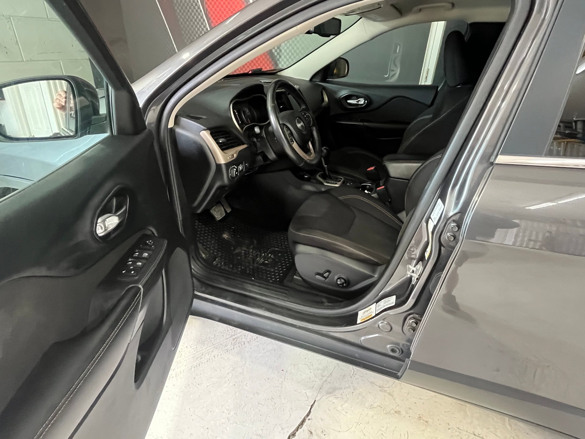2016 Jeep Cherokee Latitude – Image 14