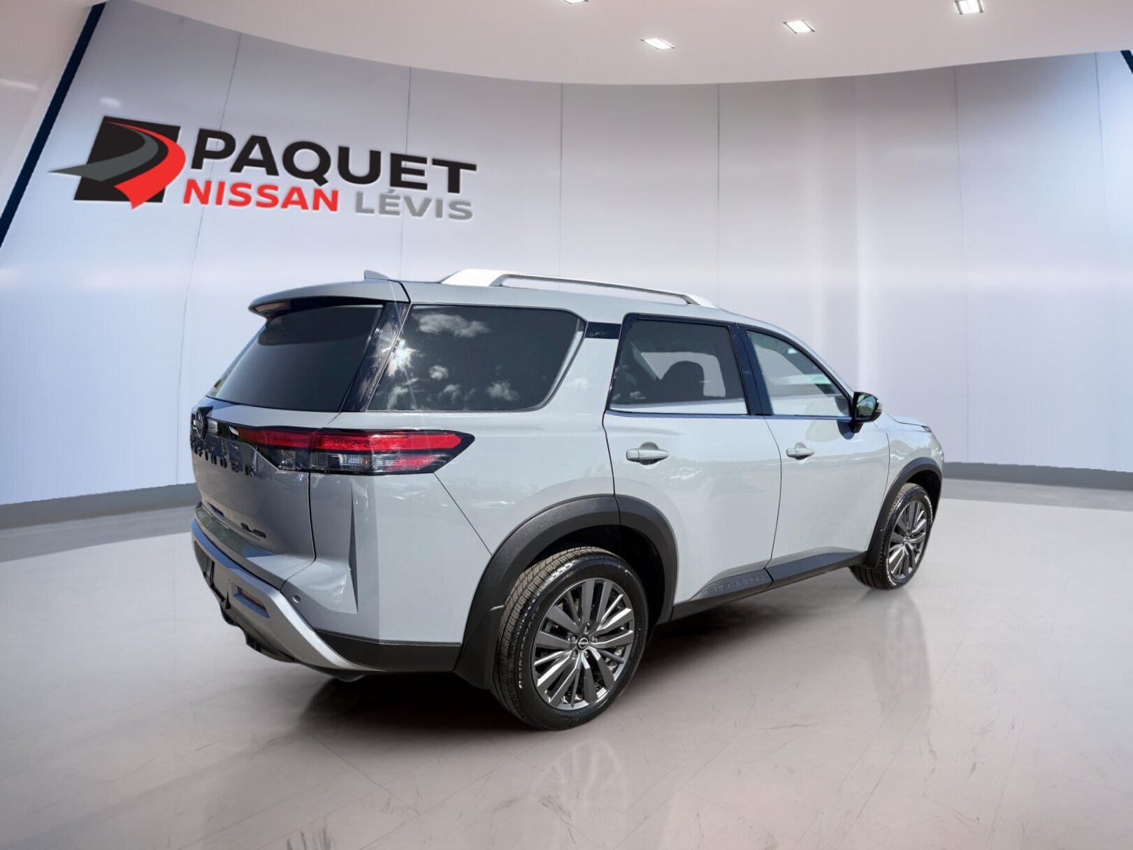 Nissan Pathfinder 2025 SL 4RM BLUETOOTH TOIT GPS CUIR CAMÉRAS 360 SIÈGES AVANT ET ARRIÈRE ET VOLANT CHAUFFANT – Image 2